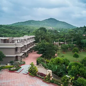 **** Resort Araliayas & India
